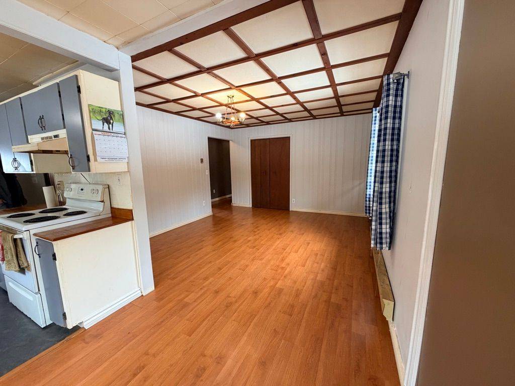 4 Denison DR, Addington Highlands, ON K0H 2G0