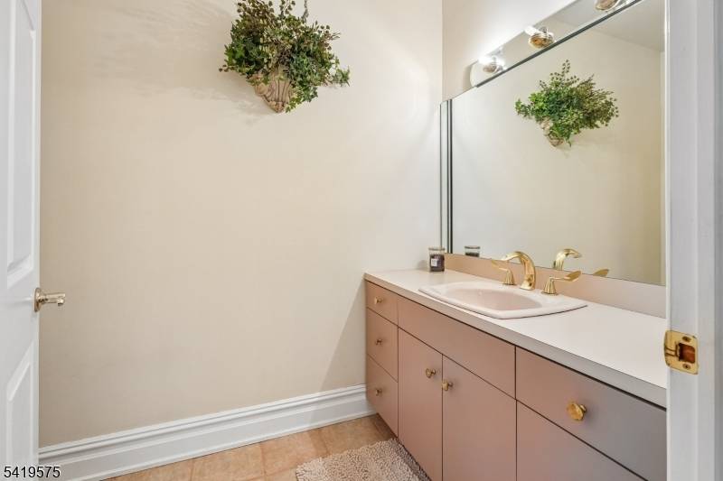 9 Nuthatch Ct, Allamuchy Twp., NJ 07840