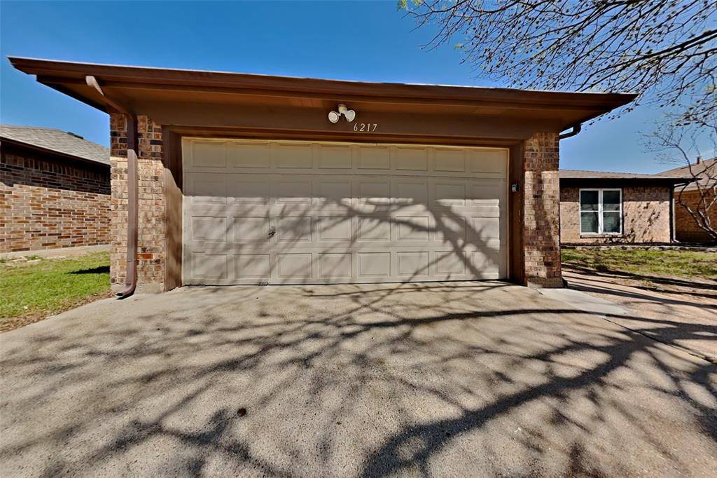 6217 Autumn Springs Court, Arlington, TX 76001