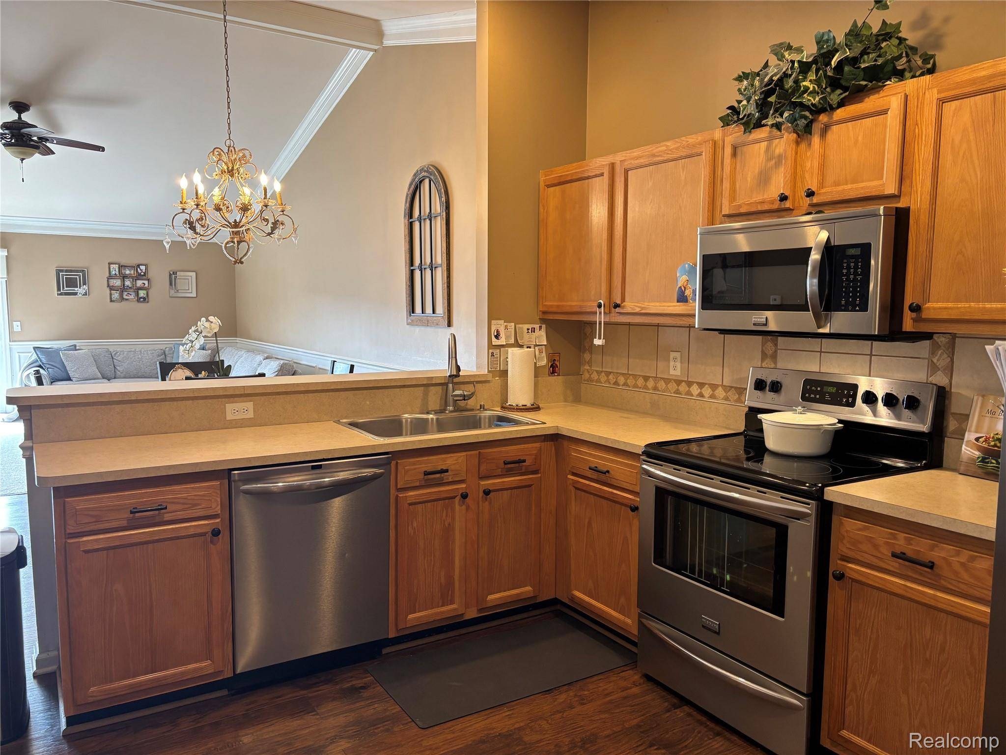 12360 Noonan CT, Utica, MI 48315