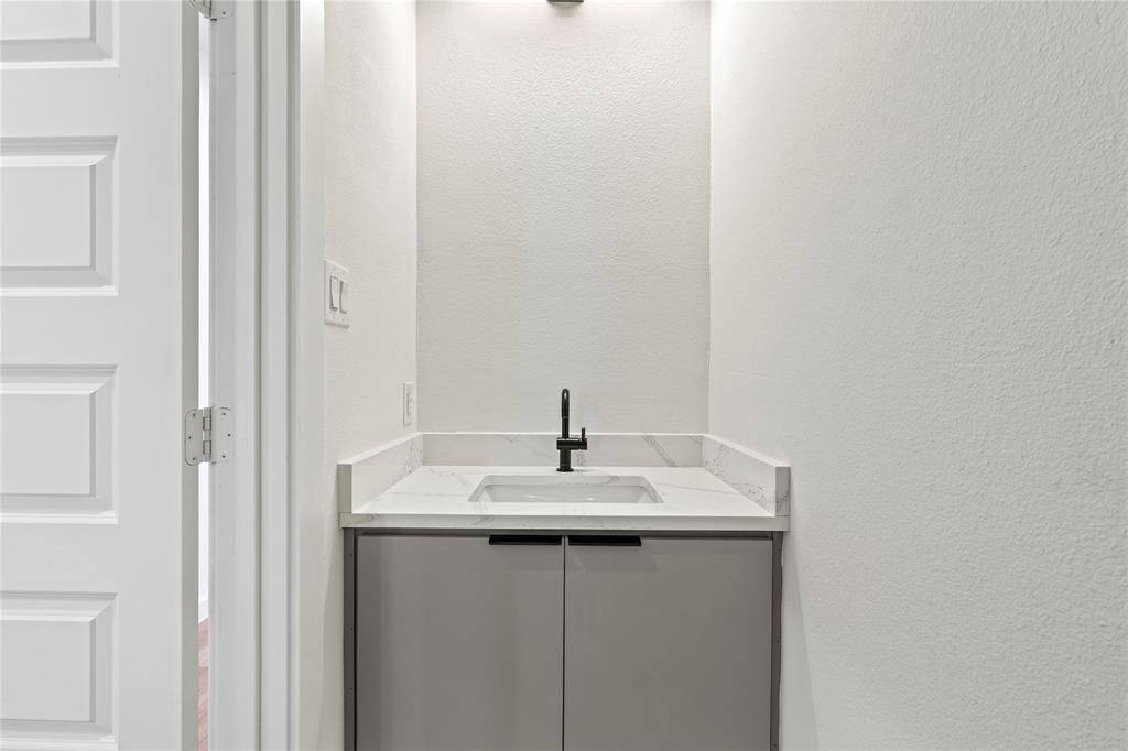 420 N Moore Street, Dallas, TX 75203