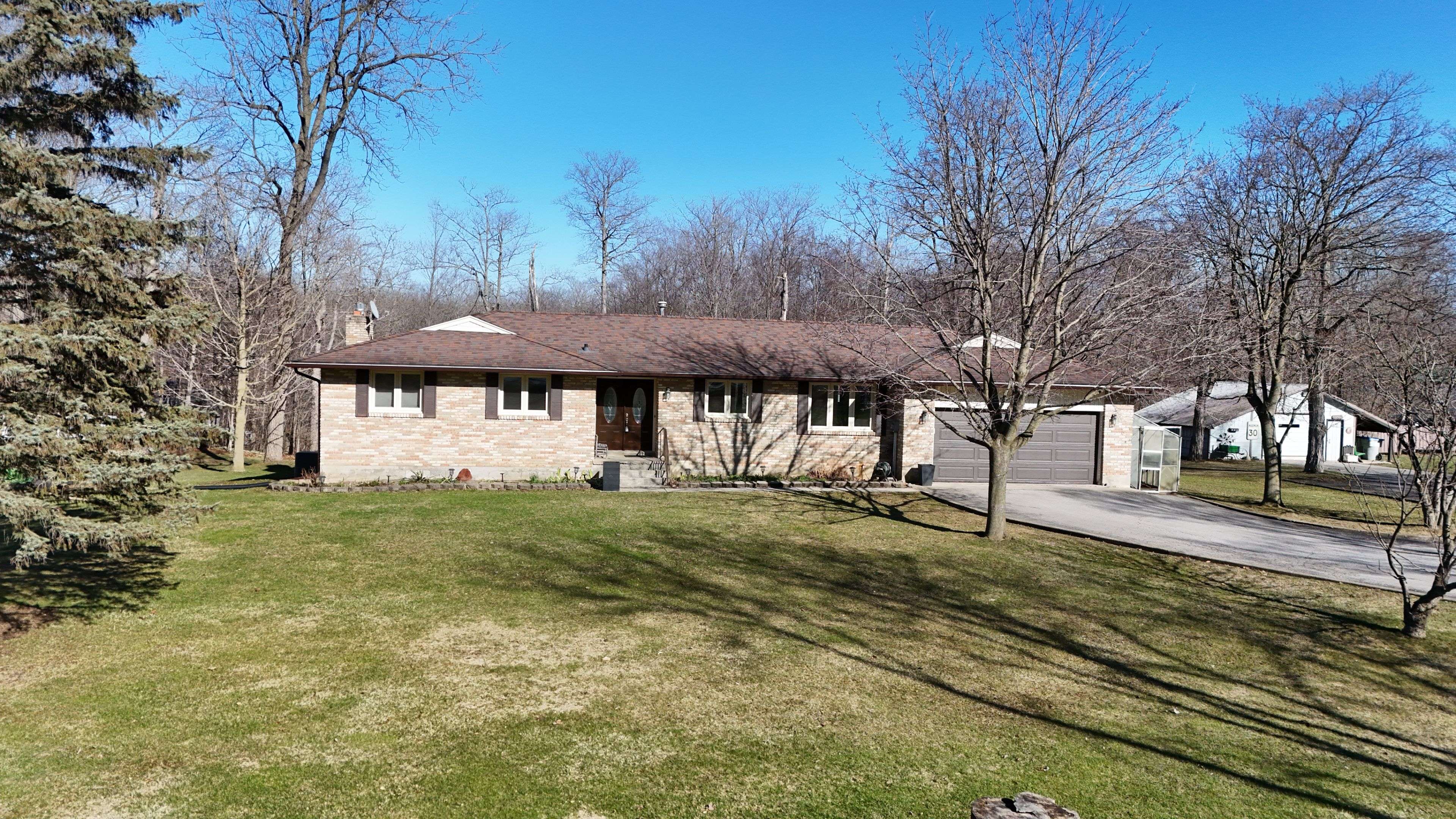 4422 Nauvoo RD, Brooke-alvinston, ON N0M 2S0