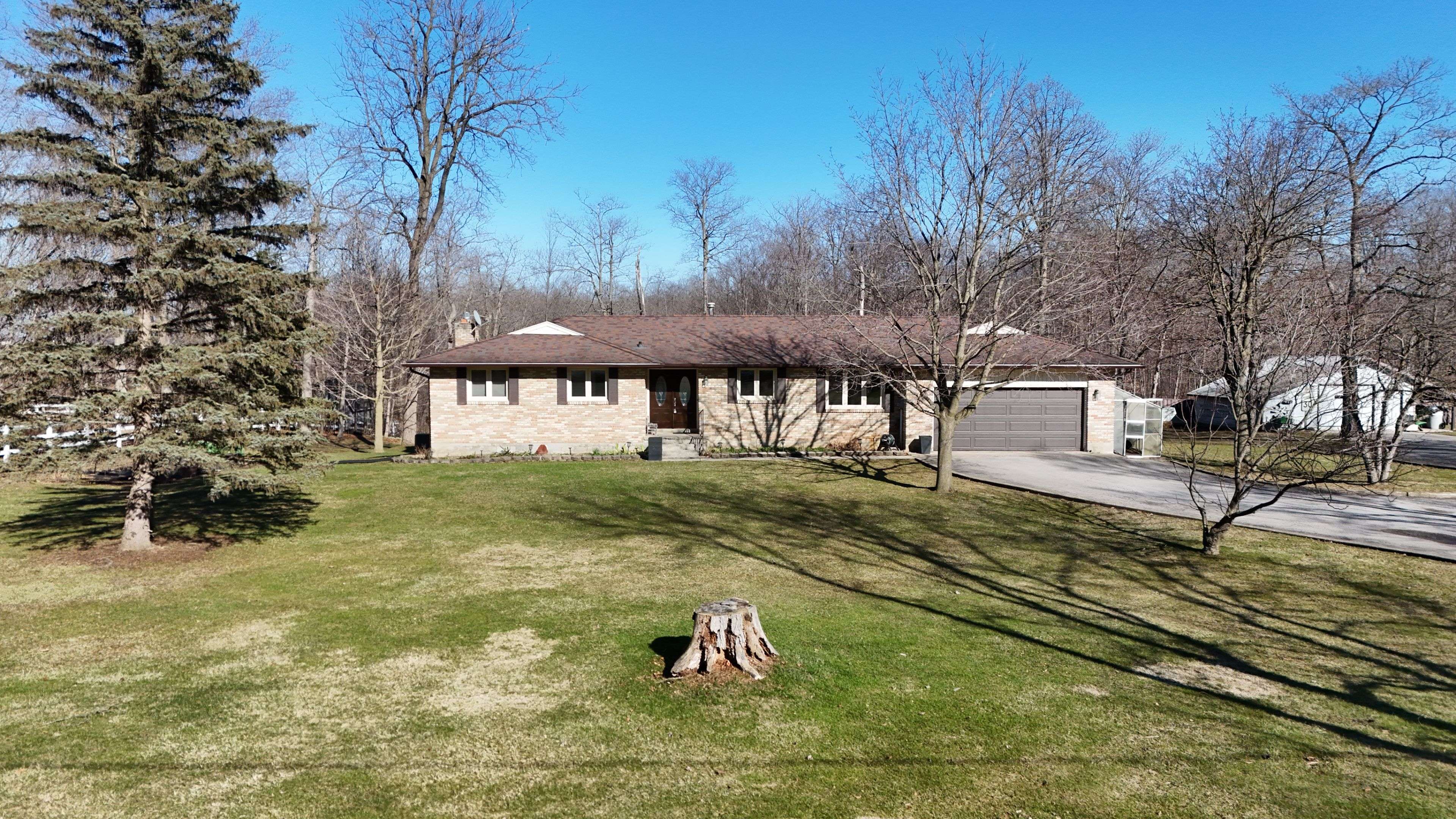 4422 Nauvoo RD, Brooke-alvinston, ON N0M 2S0