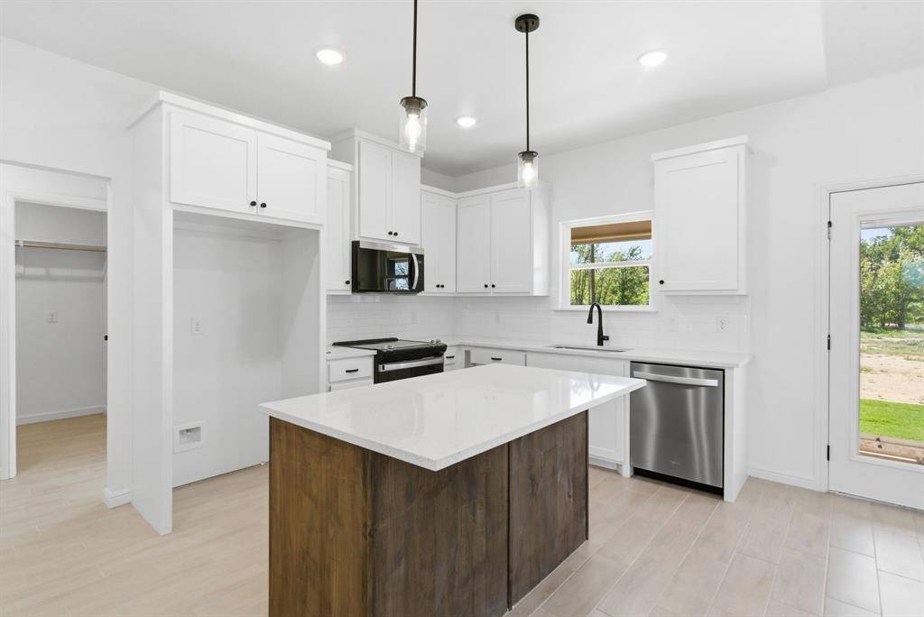 252 Yawney Drive, Lipan, TX 76462