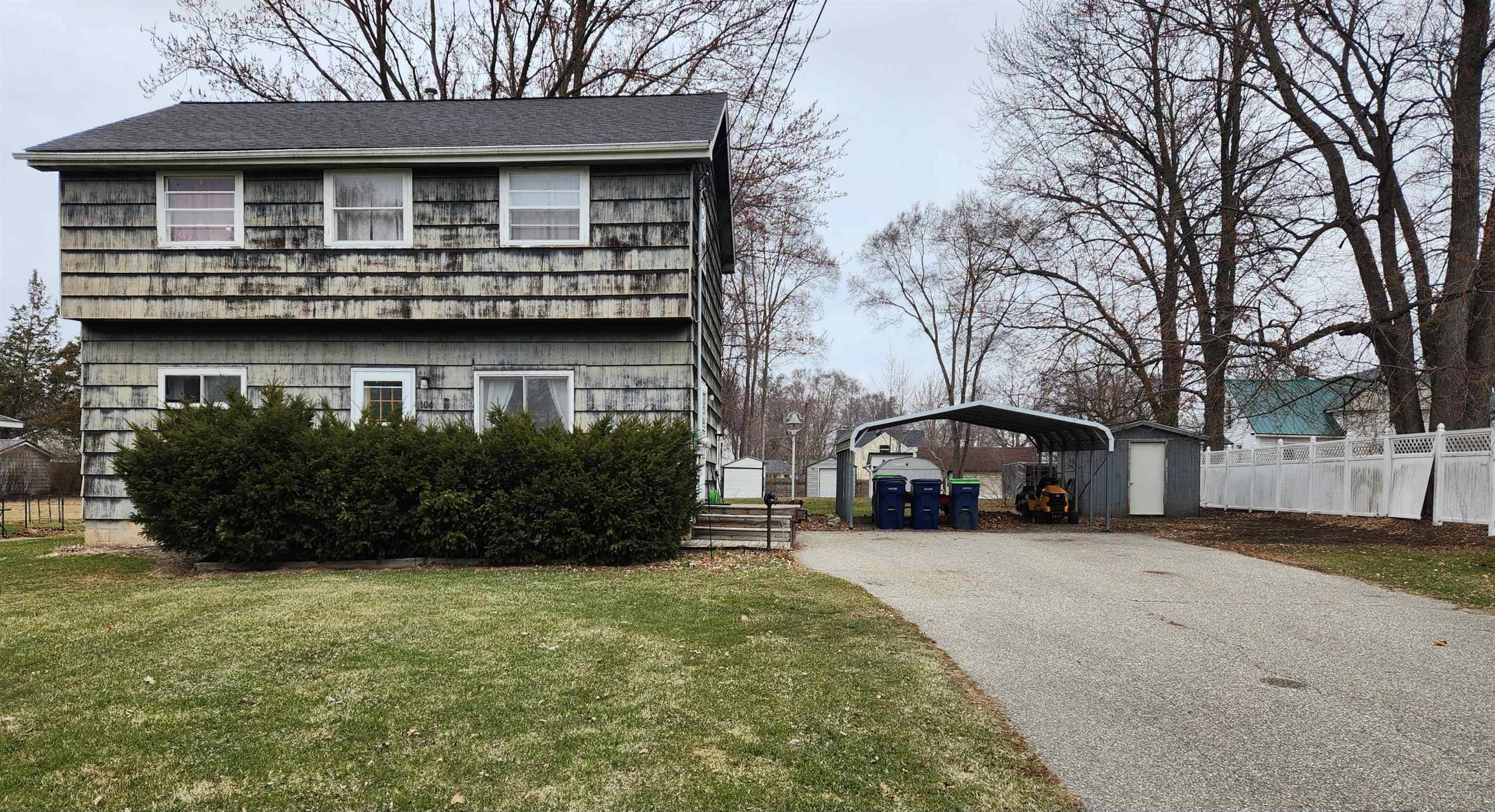 104 E Sexton ST, Breckenridge, MI 48615