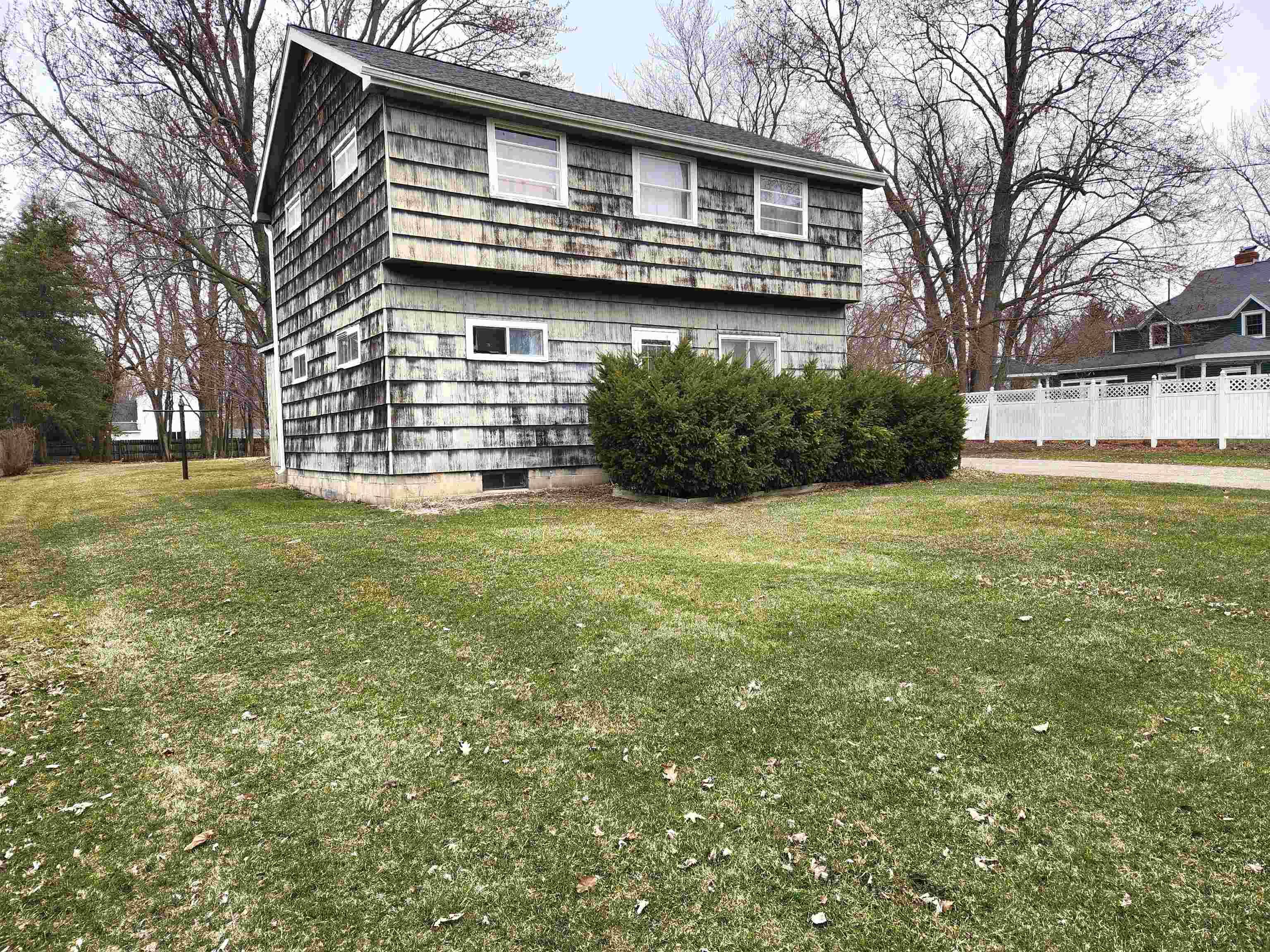 104 E Sexton ST, Breckenridge, MI 48615