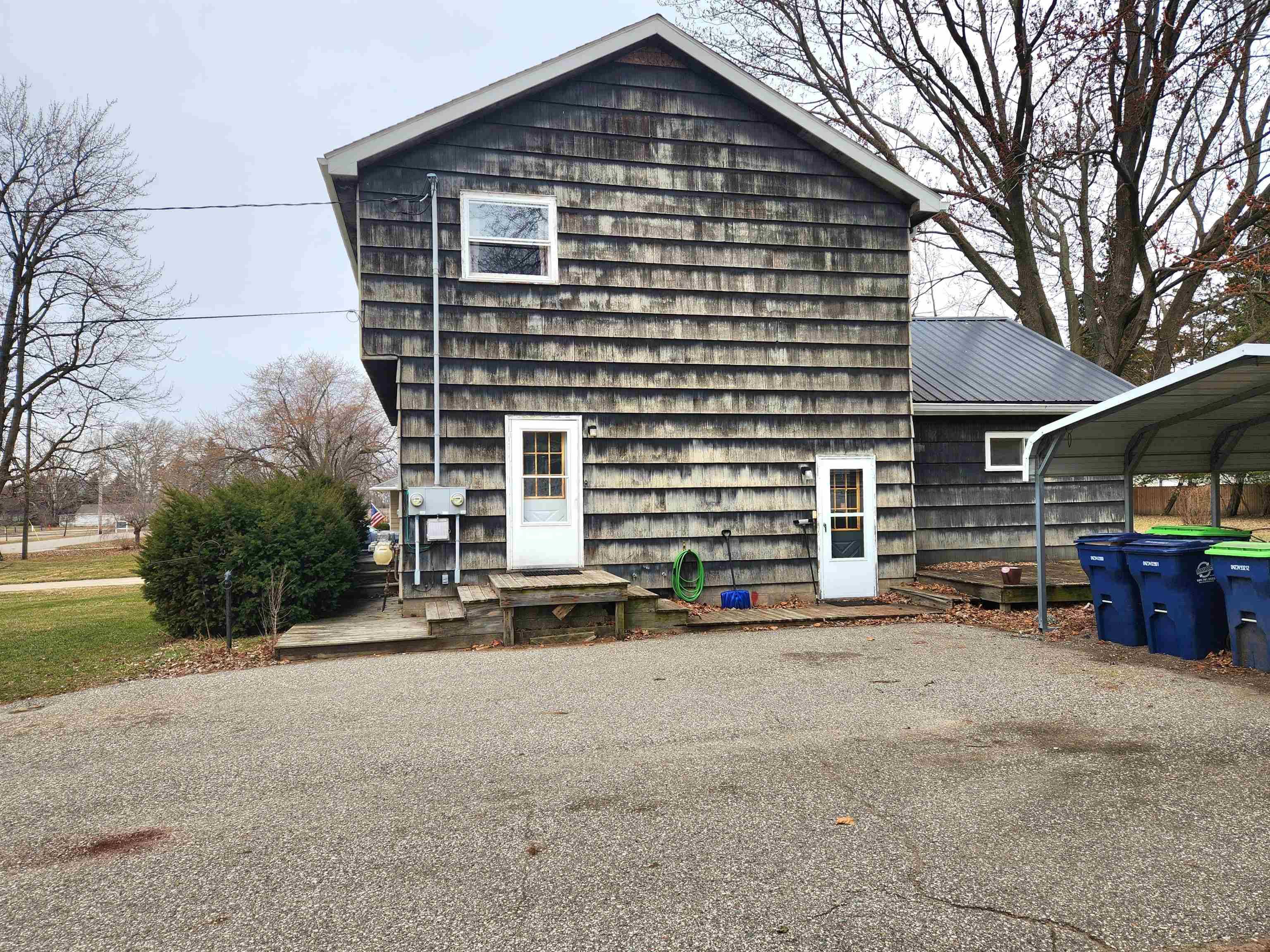 104 E Sexton ST, Breckenridge, MI 48615