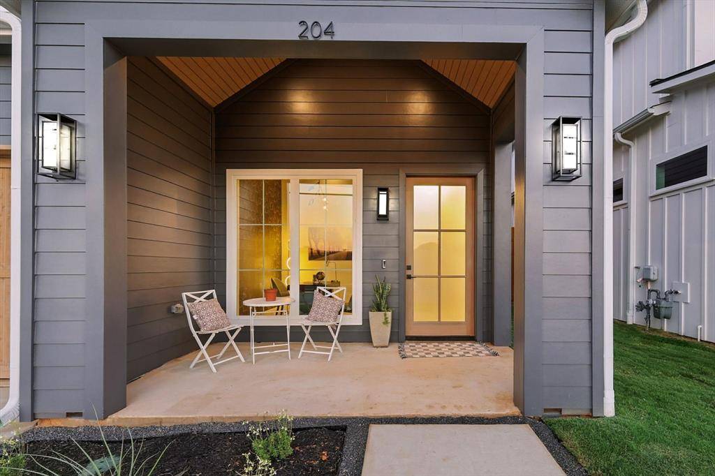 204 North Pine Street, Roanoke, TX 76262