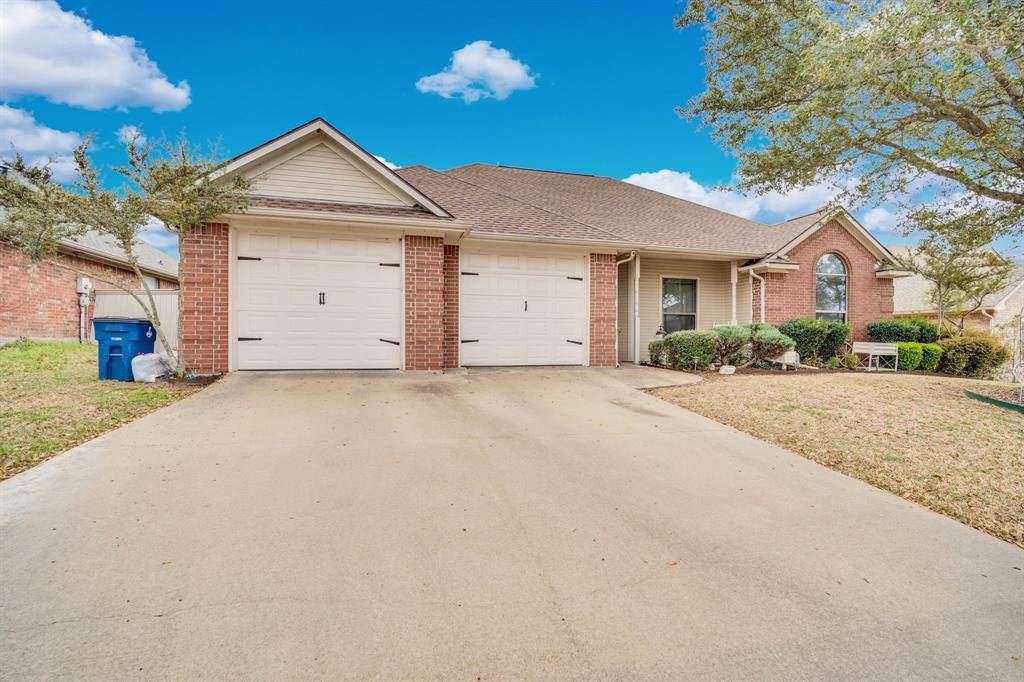 1305 Louise Lane, Ennis, TX 75119