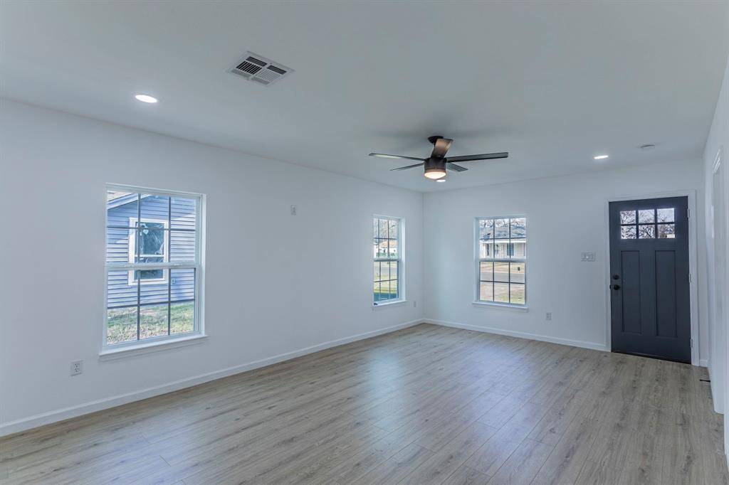 1026 La Clede Street, Bellmead, TX 76705