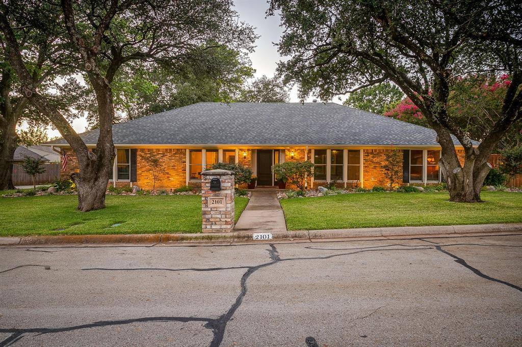 2101 Brentgate Drive, Arlington, TX 76017