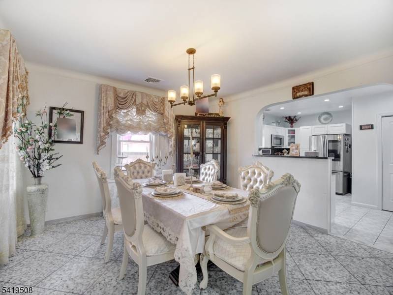 569 Monroe Pl, Ridgefield Boro, NJ 07657