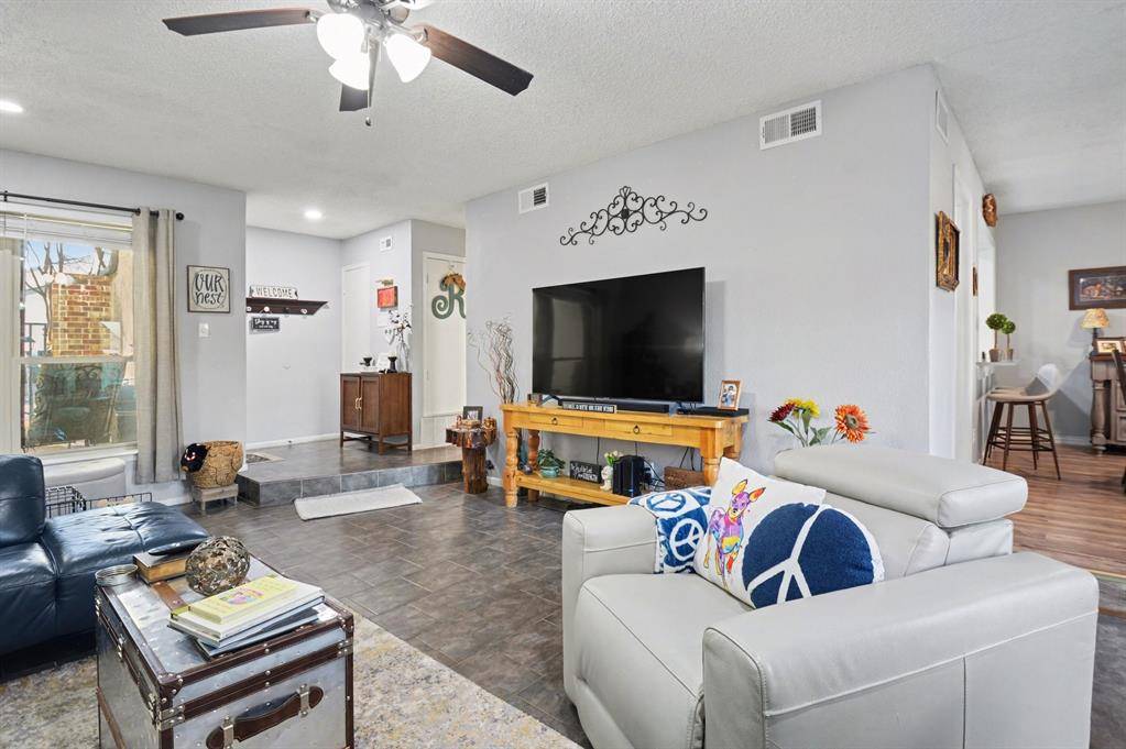 9446 Chimney Corner Lane, Dallas, TX 75243