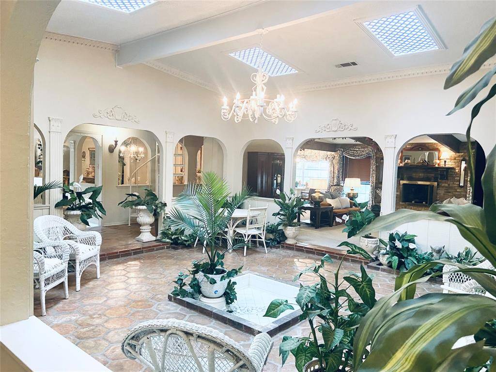 909 Overhill Drive, Bedford, TX 76022