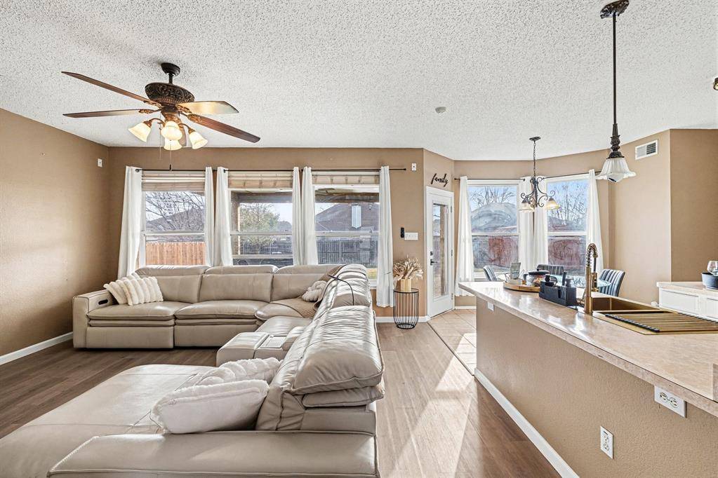 6715 Canyon Creek Drive, Arlington, TX 76001