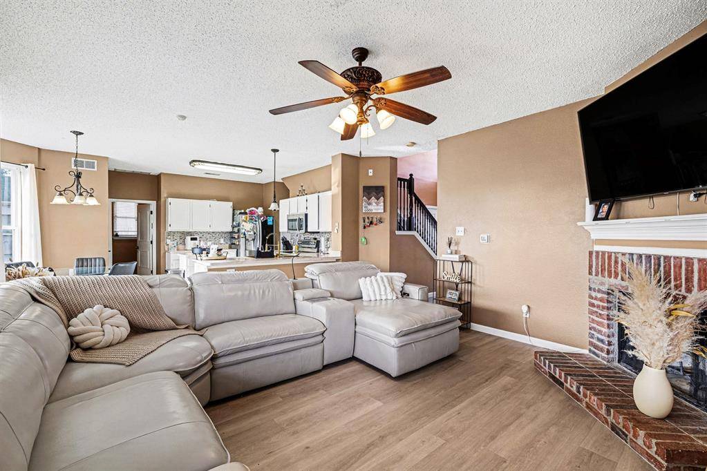 6715 Canyon Creek Drive, Arlington, TX 76001