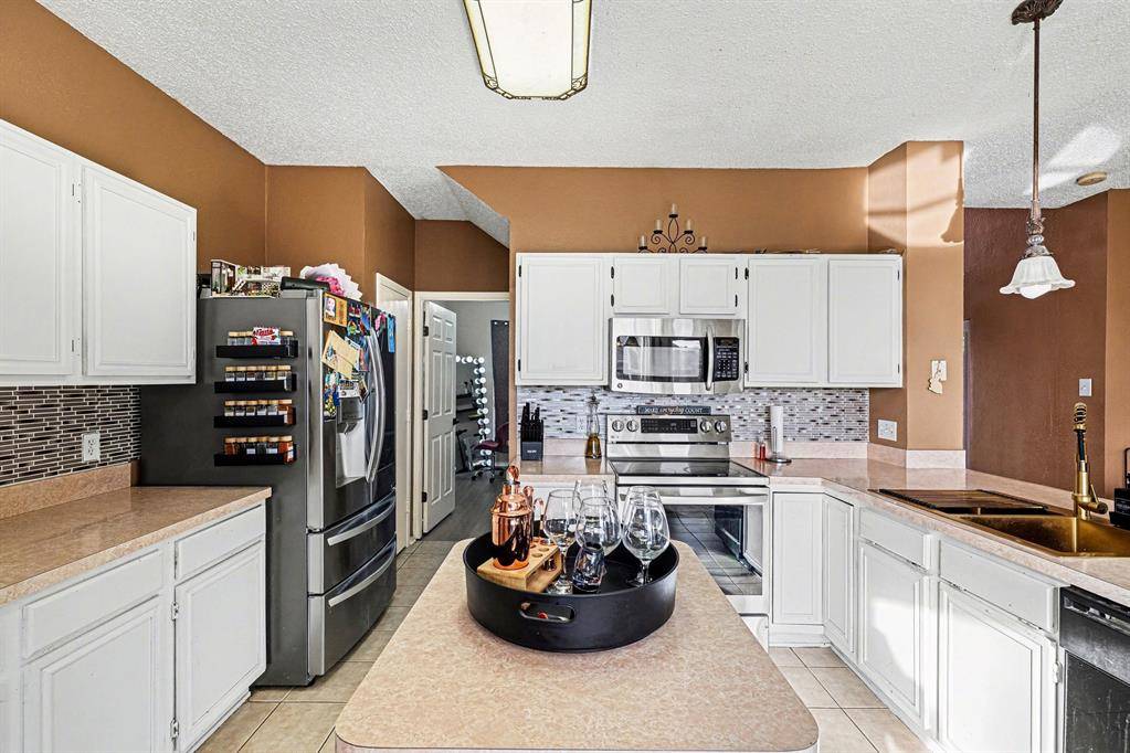 6715 Canyon Creek Drive, Arlington, TX 76001