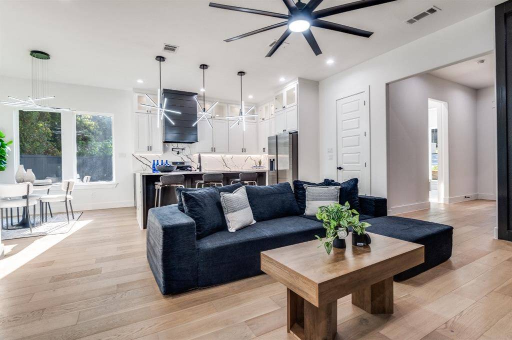 1700 Carriage Creek Drive, Desoto, TX 75115