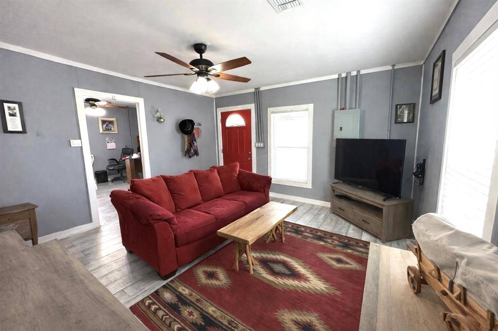 506 W Grand Avenue, Comanche, TX 76442