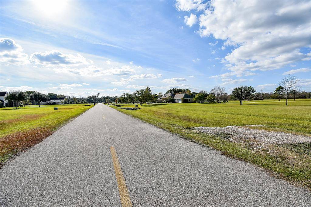 702 Comanche Trail Drive, Brazoria, TX 77583