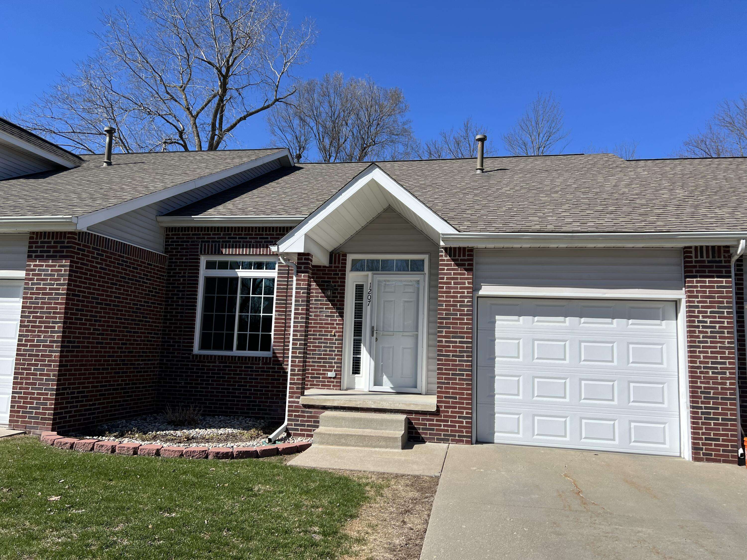 1207 E Oak DR, Fenton, MI 48430