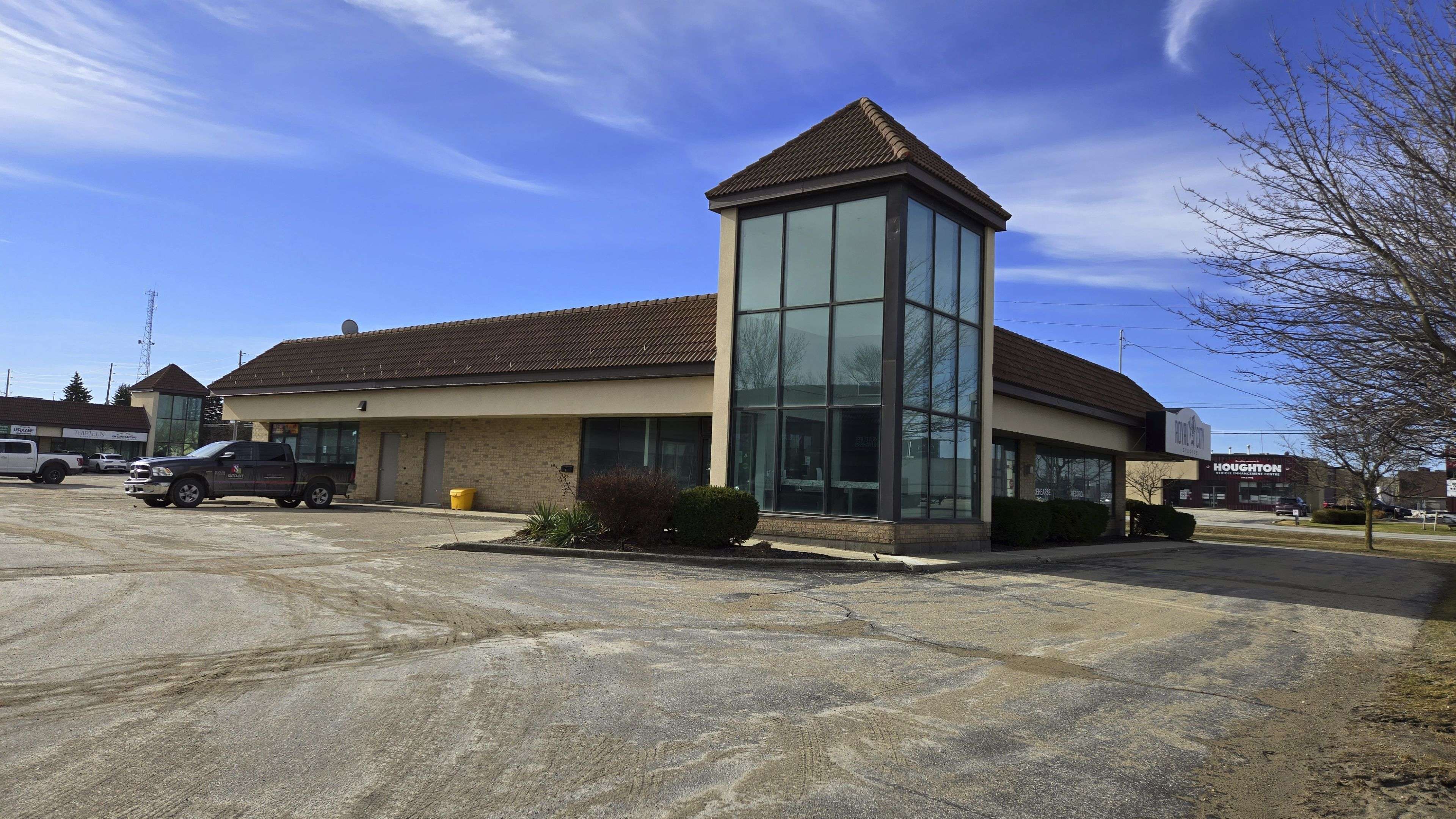 930 Woodlawn RD W #1, Guelph, ON N1K 1T2
