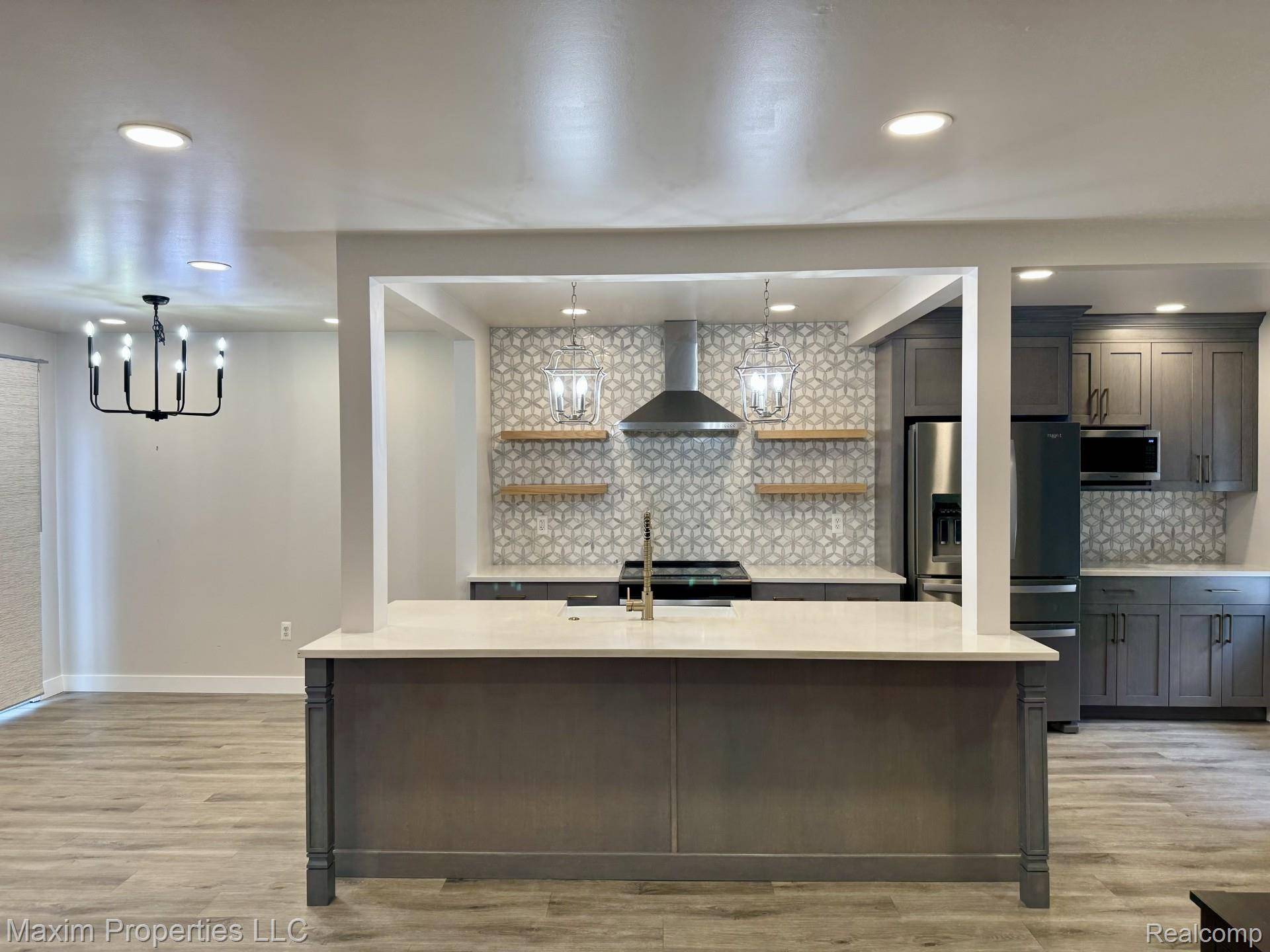 164 Stratford LN, Rochester Hills, MI 48309