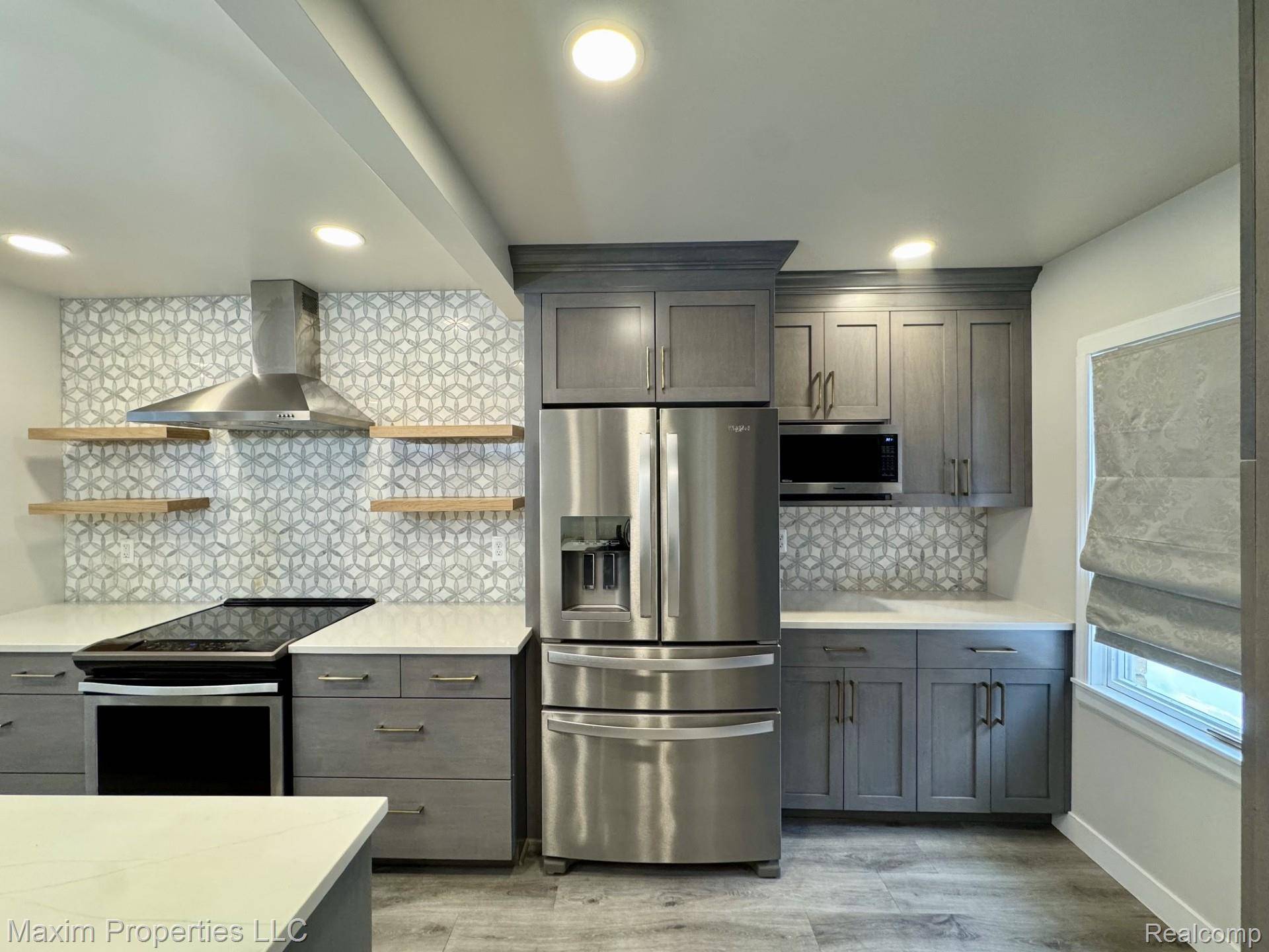 164 Stratford LN, Rochester Hills, MI 48309