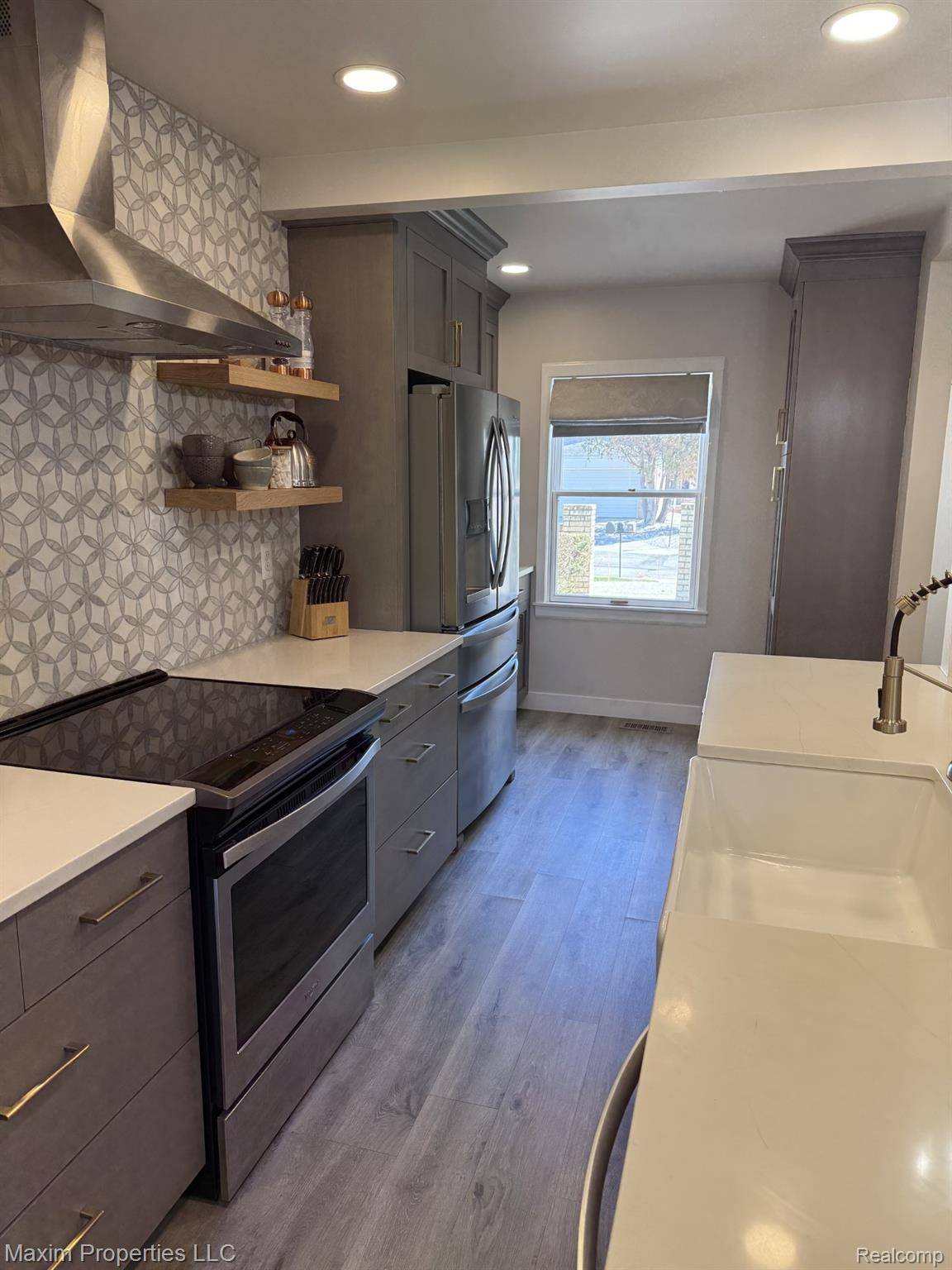 164 Stratford LN, Rochester Hills, MI 48309