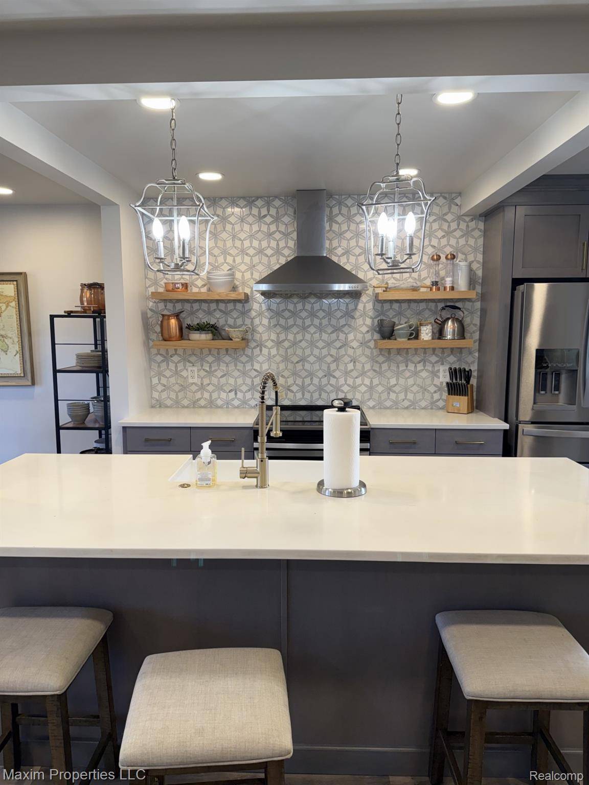 164 Stratford LN, Rochester Hills, MI 48309