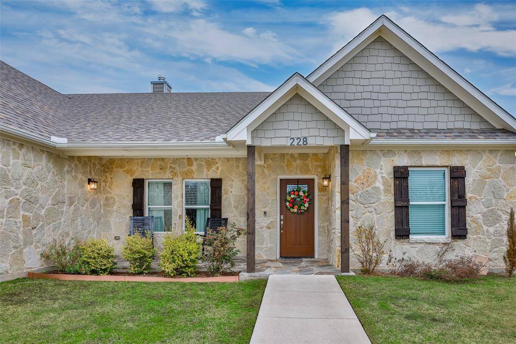 228 Colt Drive, Lake Kiowa, TX 76240