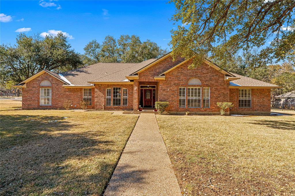 201 Cobblestone Lane, Crawford, TX 76638