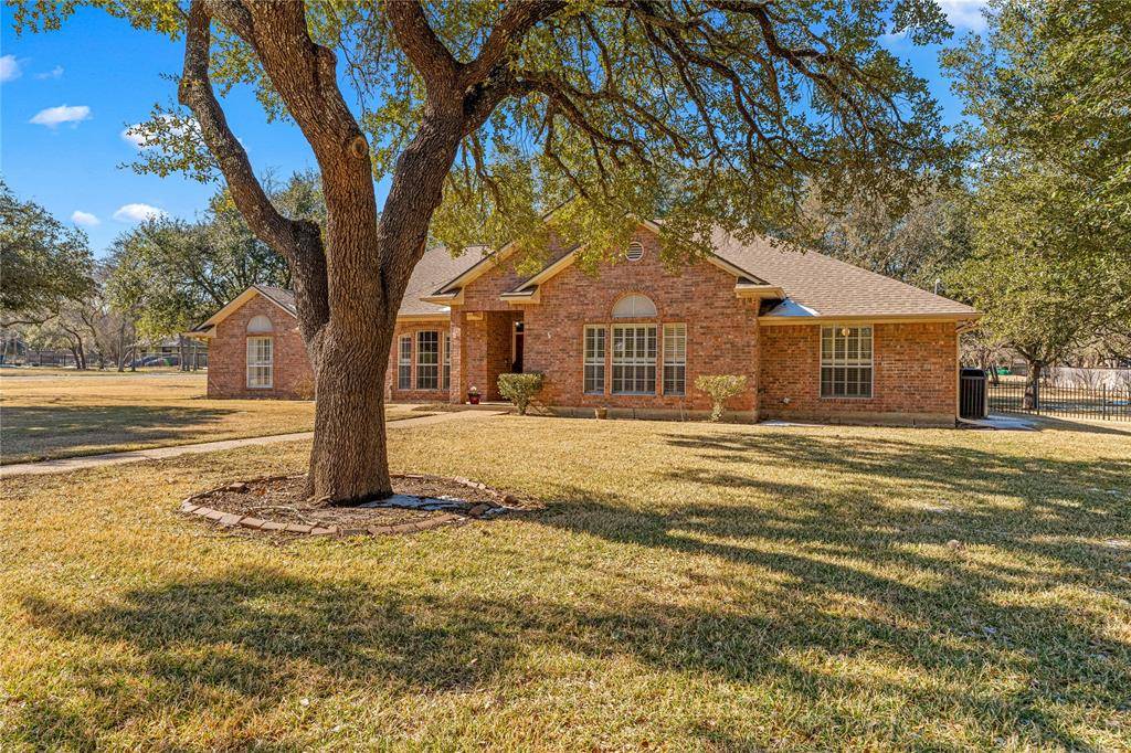 201 Cobblestone Lane, Crawford, TX 76638