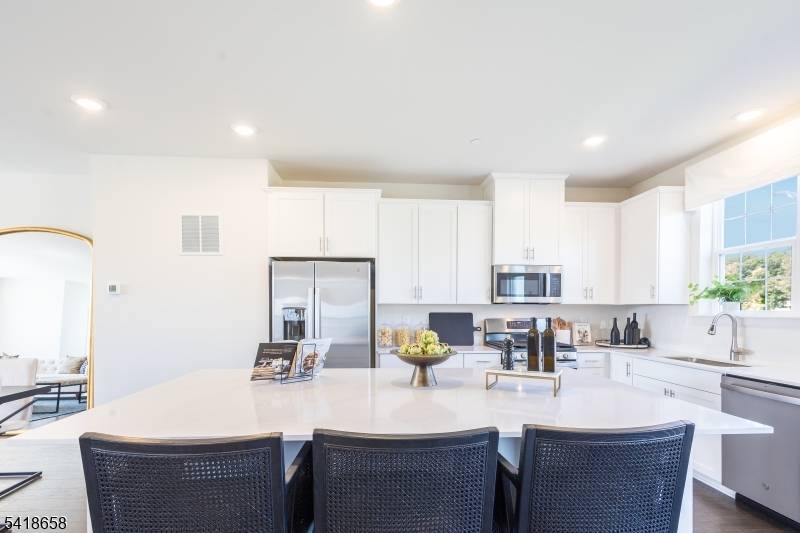 81 Eastwood Ter, East Hanover Twp., NJ 07936