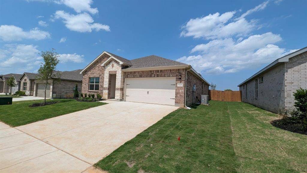 1021 TRACTION Trail, Cleburne, TX 76031