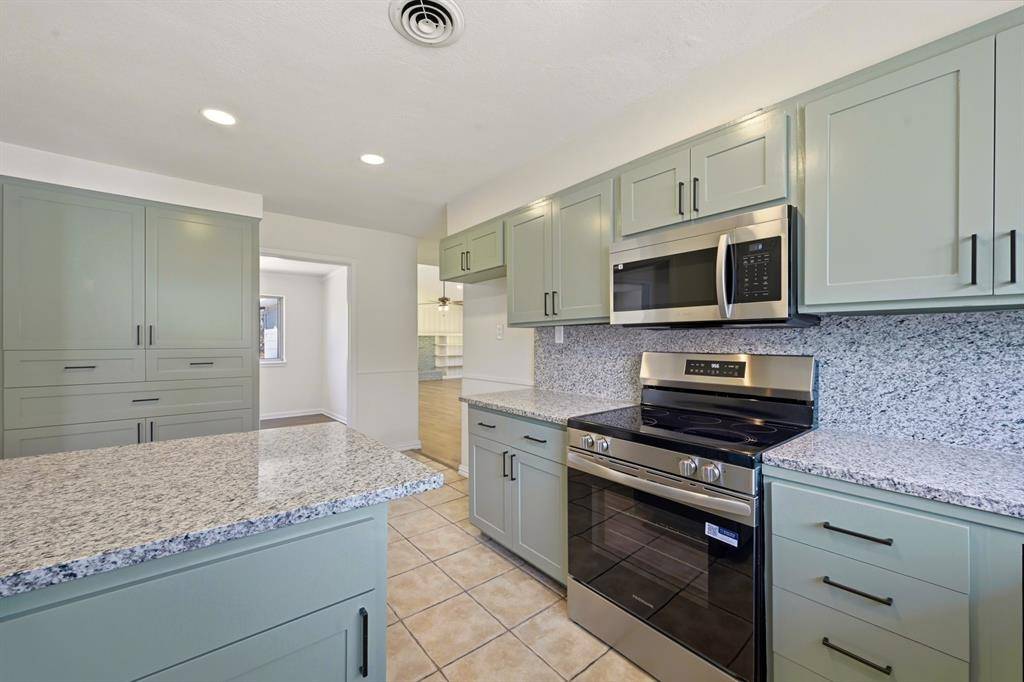 1720 Woods Drive, Arlington, TX 76010