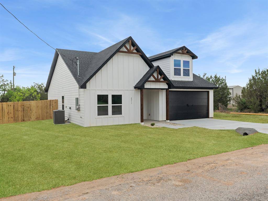 2211 Woodcrest Trail, Granbury, TX 76048