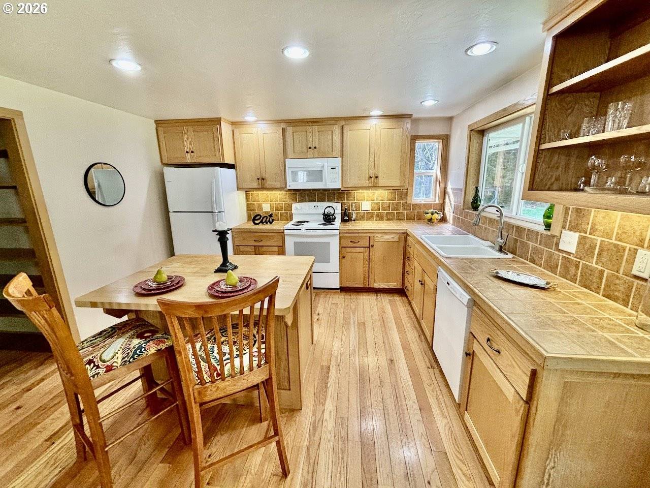 55433 MCKENZIE HWY, Blue River, OR 97413