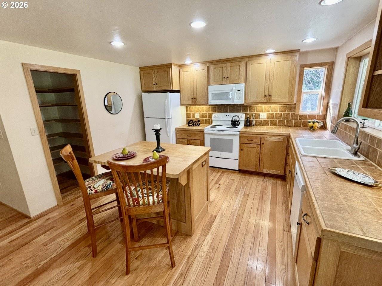 55433 MCKENZIE HWY, Blue River, OR 97413