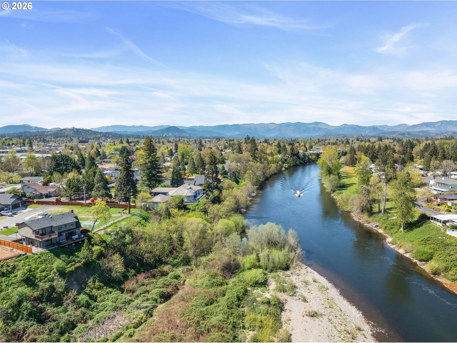 1030 SW River Mist LN, Grants Pass, OR 97527