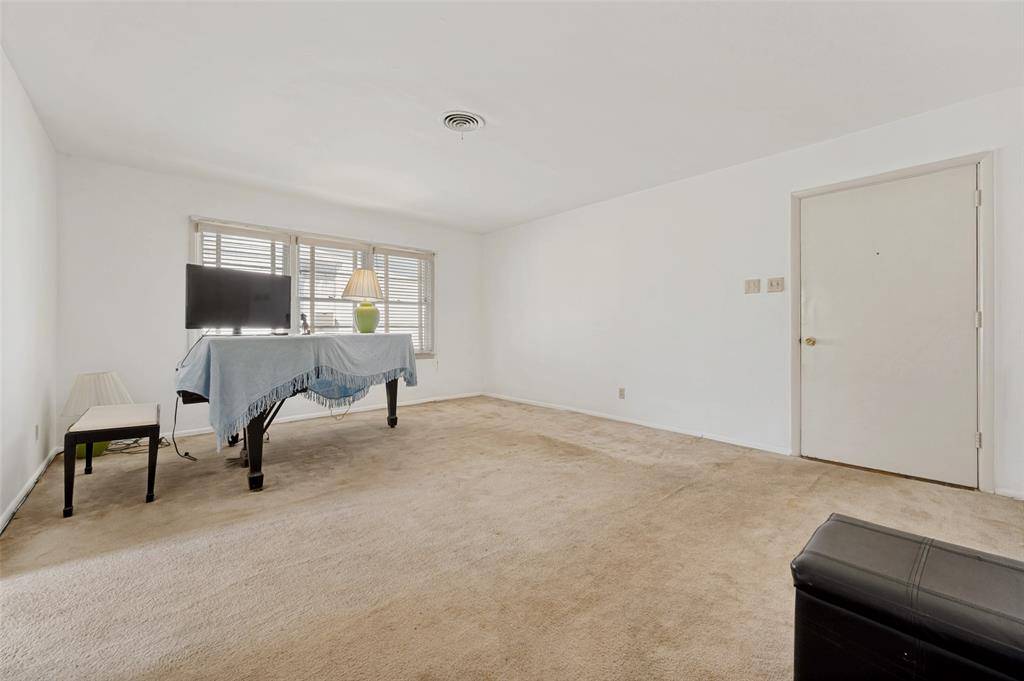 4123 Huckleberry Circle, Dallas, TX 75216