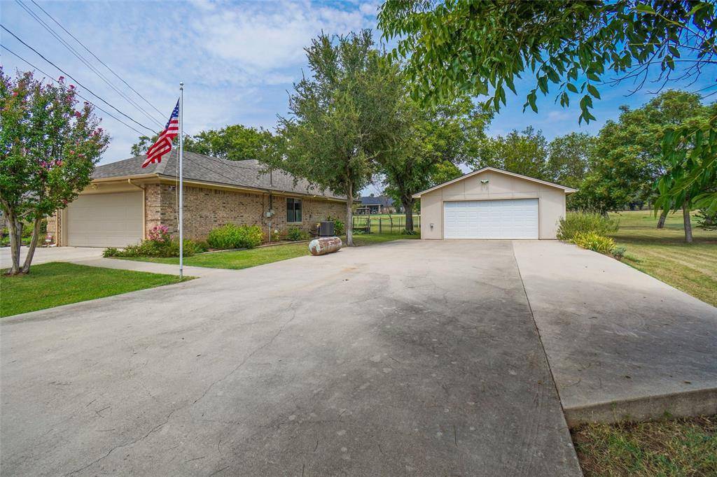 642 Half Moon Way, Runaway Bay, TX 76426