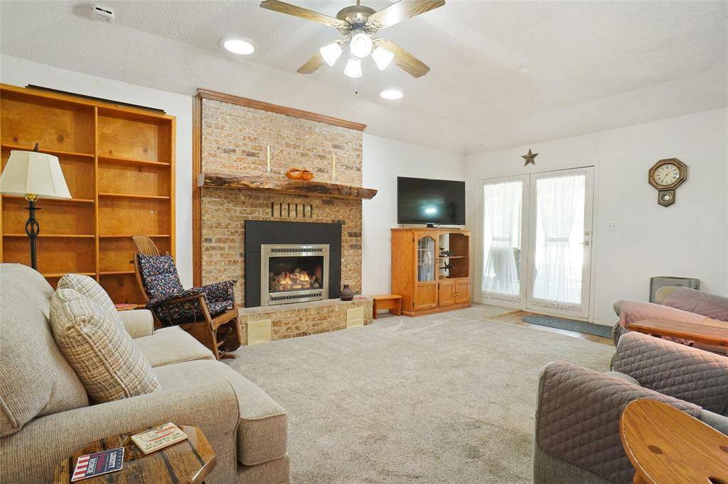 642 Half Moon Way, Runaway Bay, TX 76426