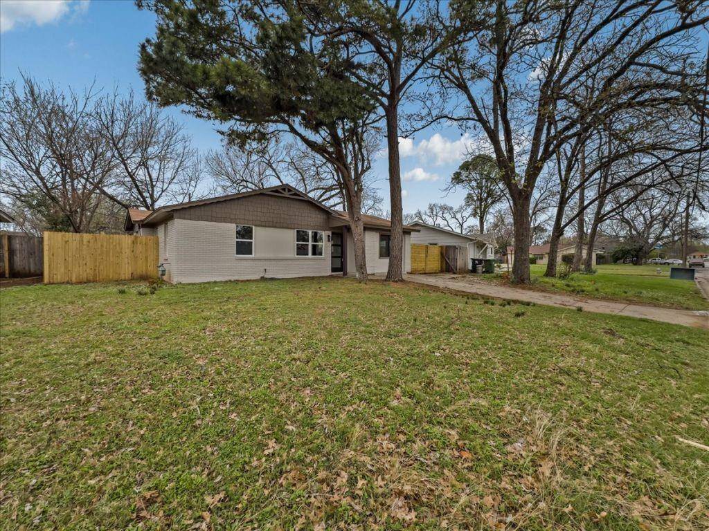 802 Nl Robinson Drive, Arlington, TX 76011