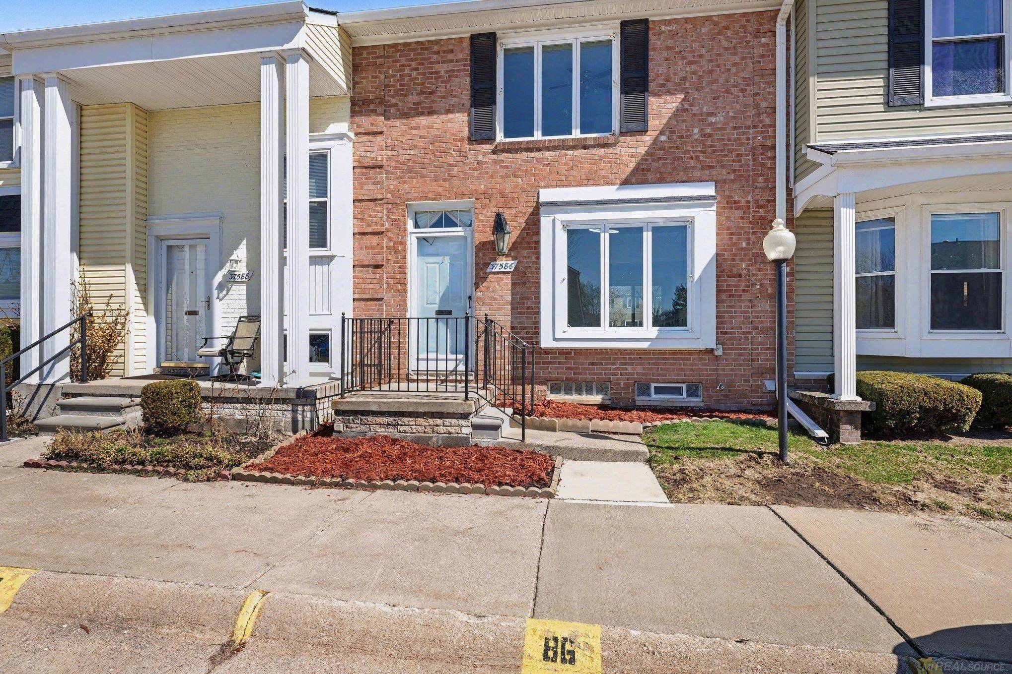 37586 Charter Oaks BLVD, Clinton Twp, MI 48036