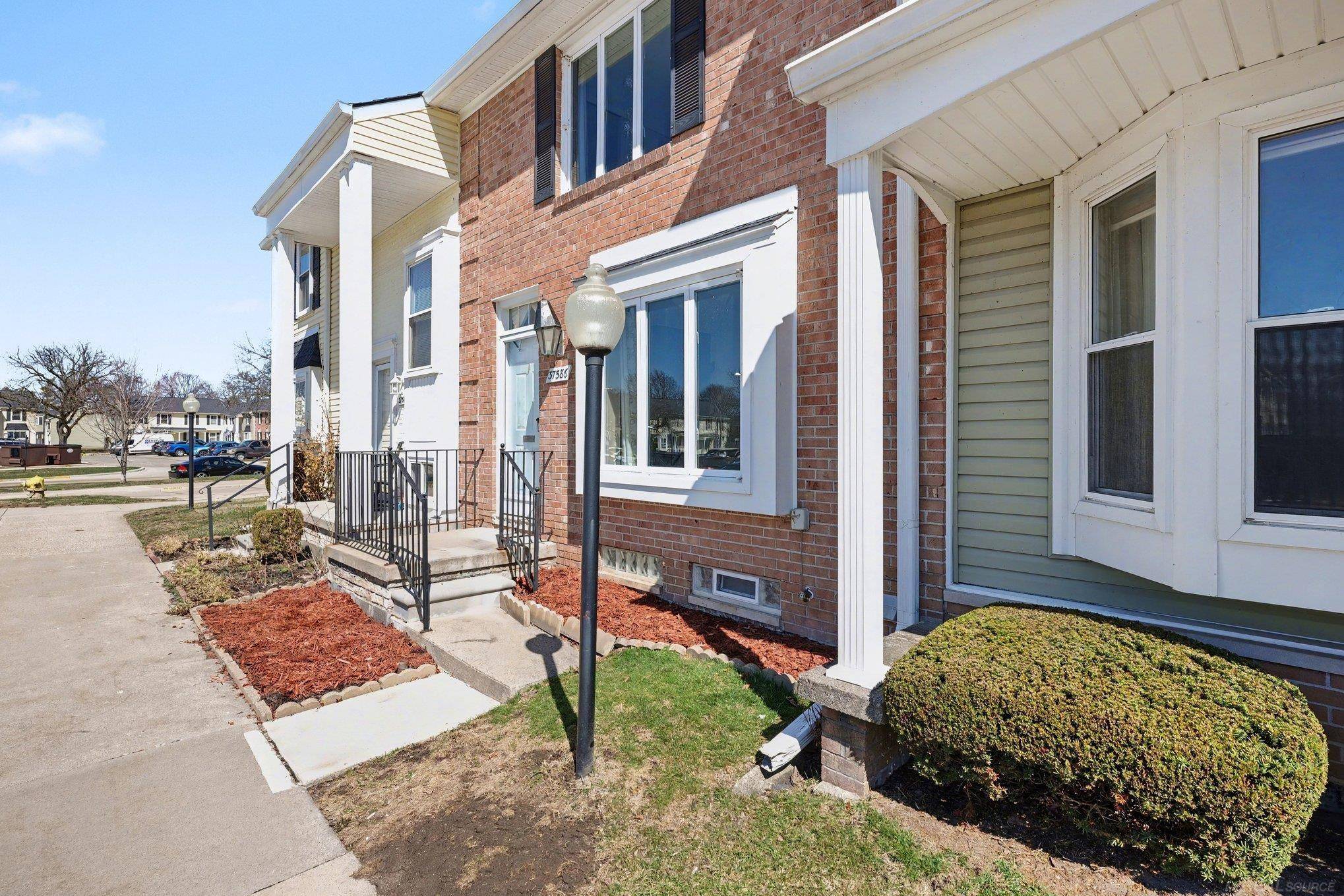 37586 Charter Oaks BLVD, Clinton Twp, MI 48036