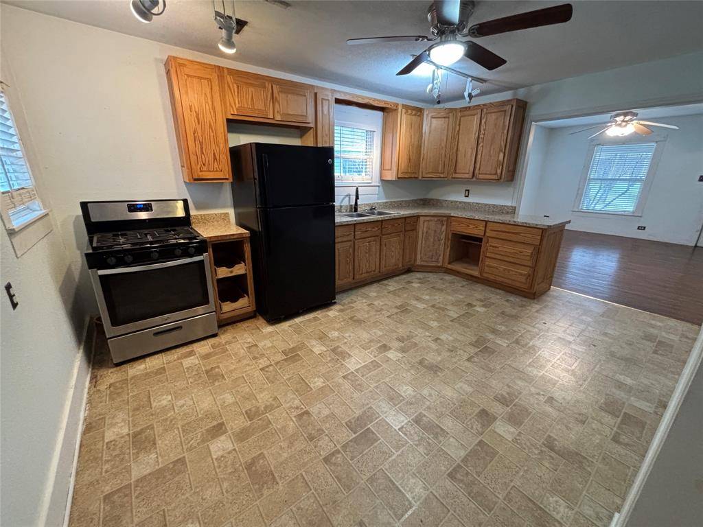 909 W Wardville Street, Cleburne, TX 76033