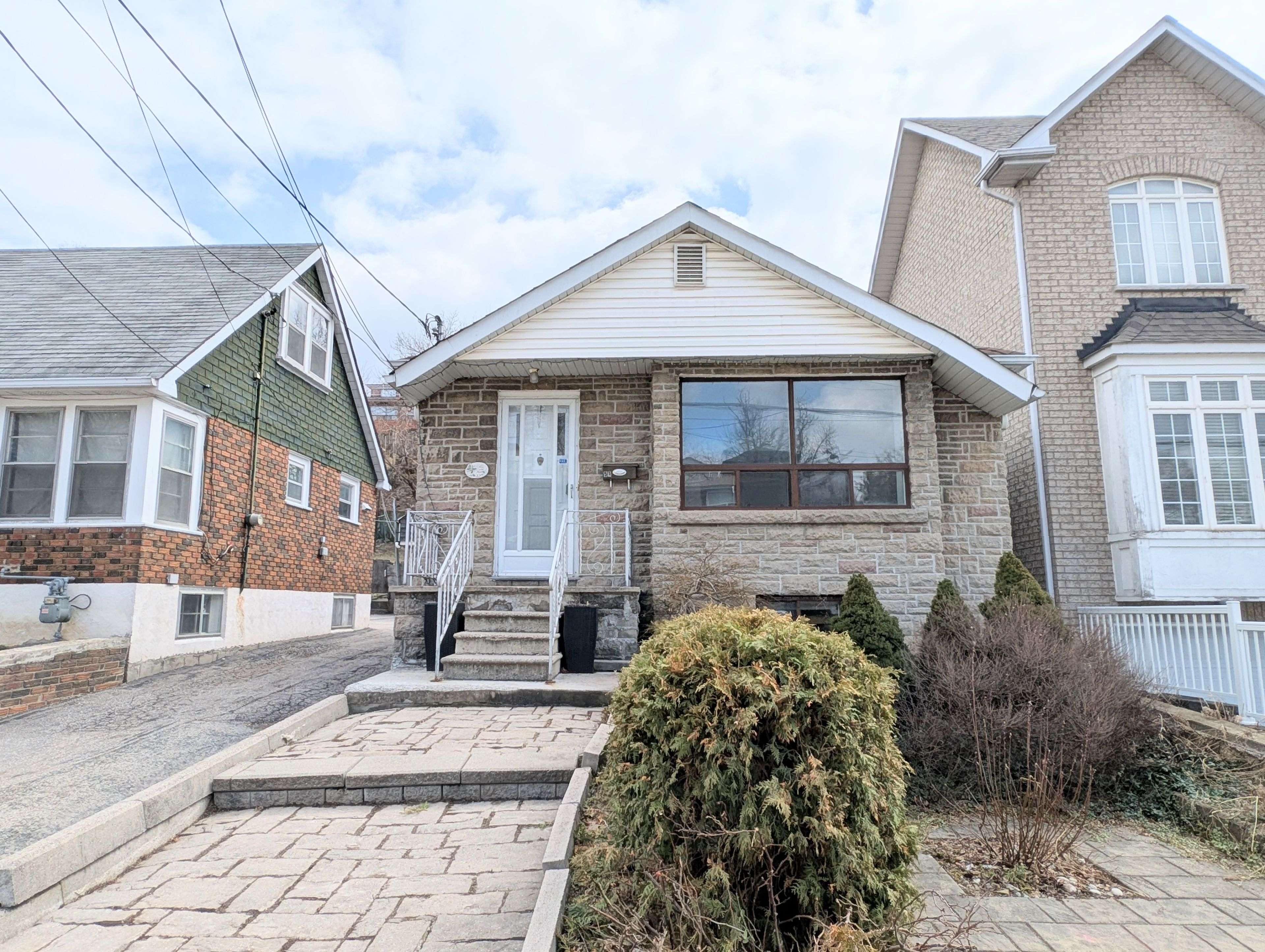 53 Dunraven DR, Toronto W03, ON M6M 1G9