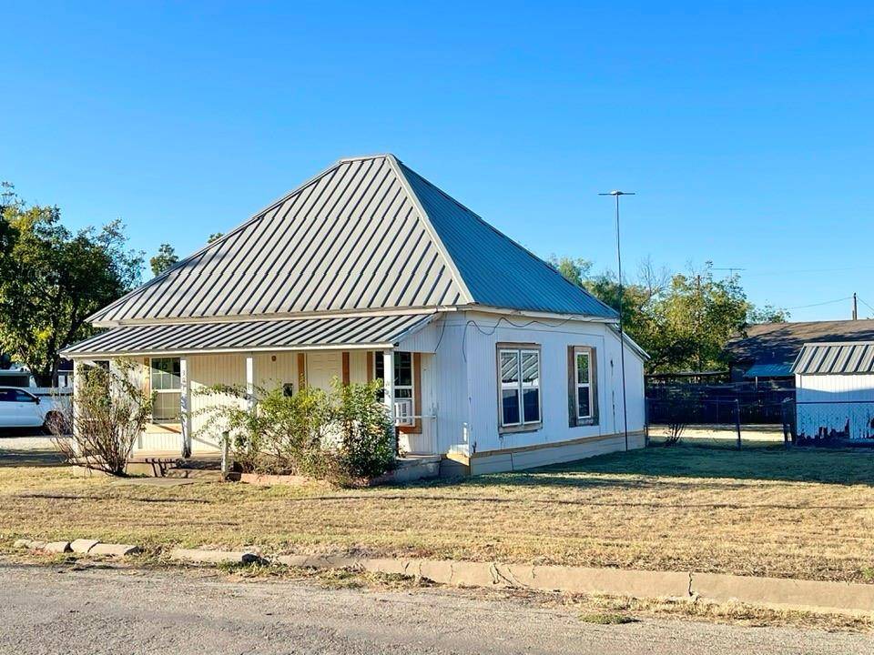 301 E 10th Street, Coleman, TX 76834