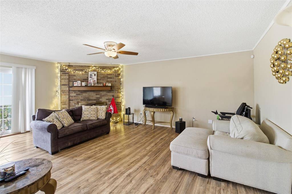 4217 Glen Pines Drive, Arlington, TX 76016